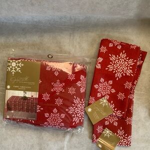 NWT Lot of Jaclyn Smith Red and White Snowflakes Fabric Tablecloth & Napkins Set